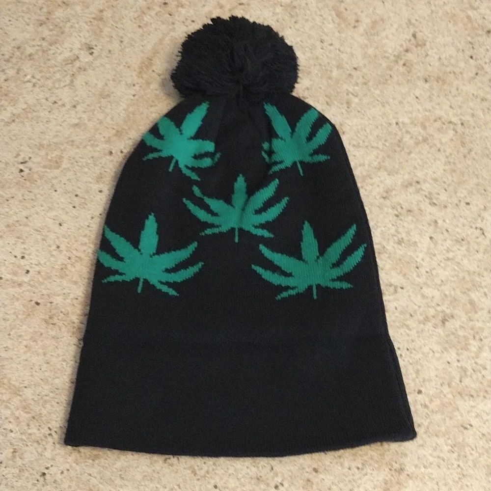 Black‎ Green Leaf Print Grunge Cuffed PomPom Knit Beanie NWOT - Picture 8 of 14